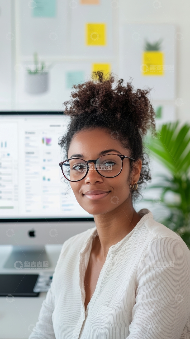 高清大图下载【趣麦麦图】办公室中的微笑女性