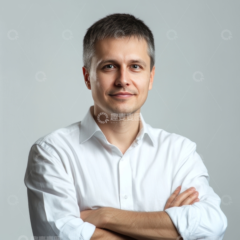 高清大图下载【趣麦麦图】穿白衬衫的男子，双臂交叉站立