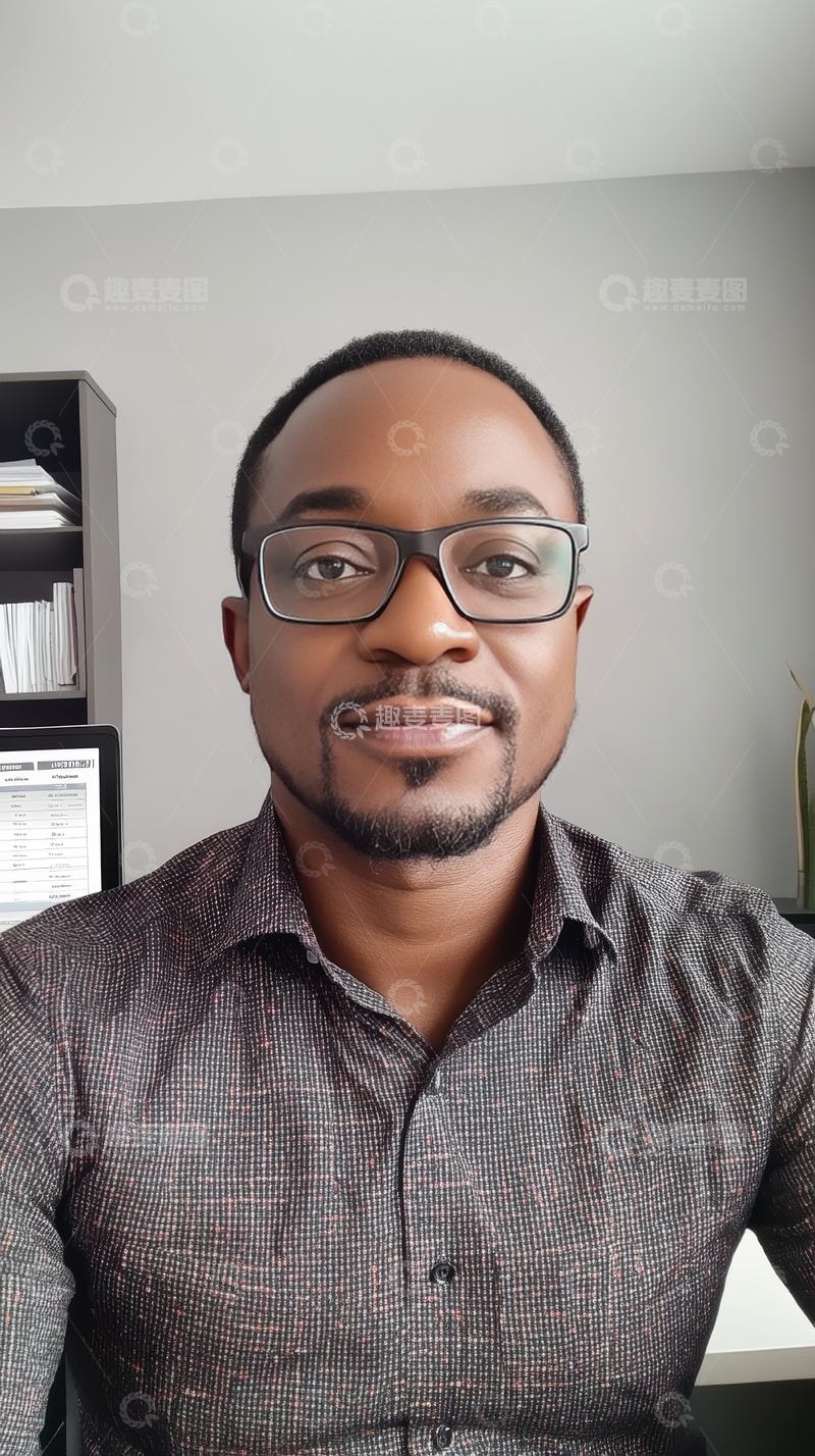 高清大图下载【趣麦麦图】戴眼镜的男子在室内自拍