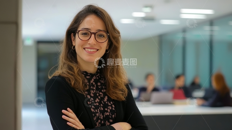 高清大图下载【趣麦麦图】办公室内微笑的女性
