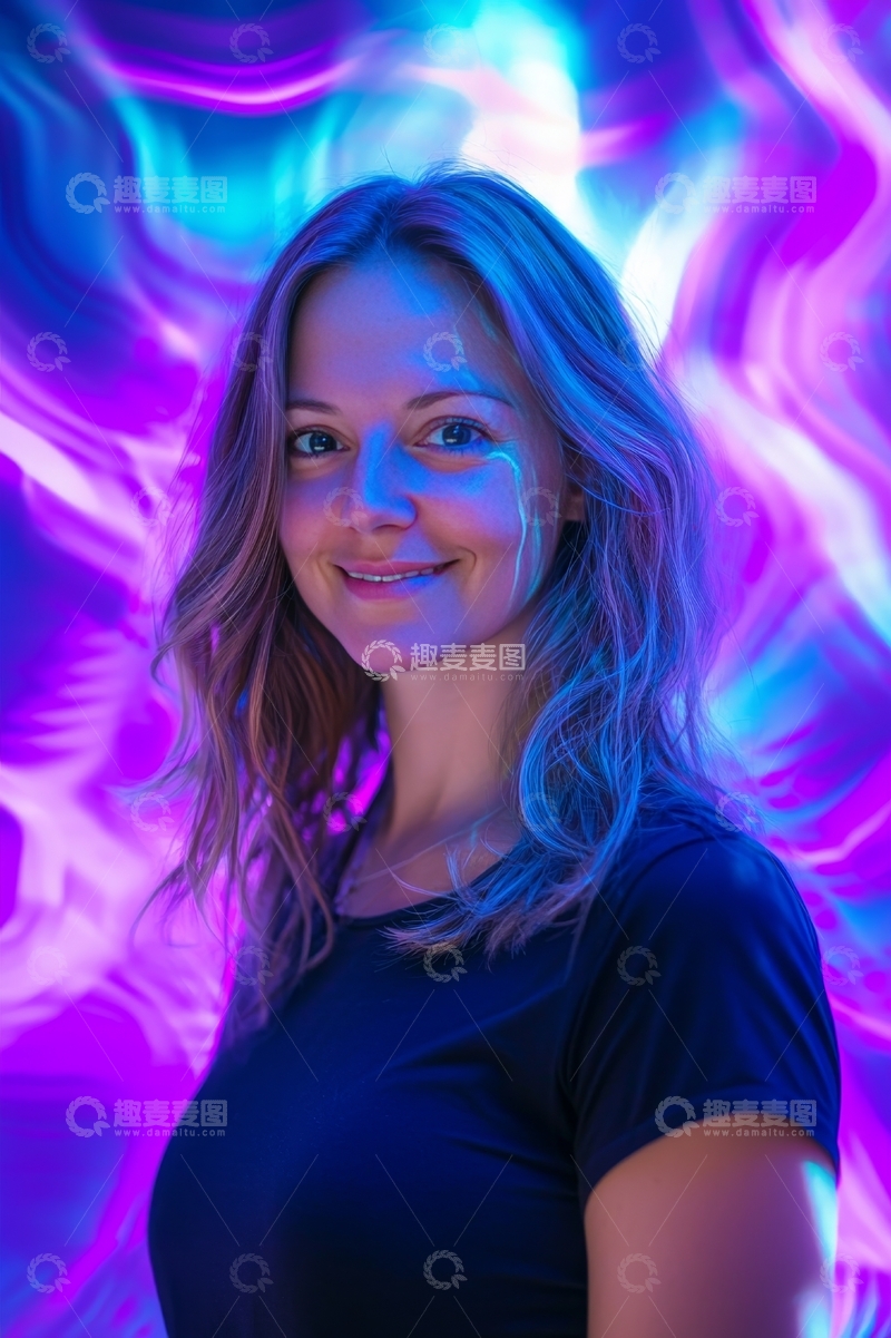 高清大图下载【趣麦麦图】霓虹光影中的微笑女子