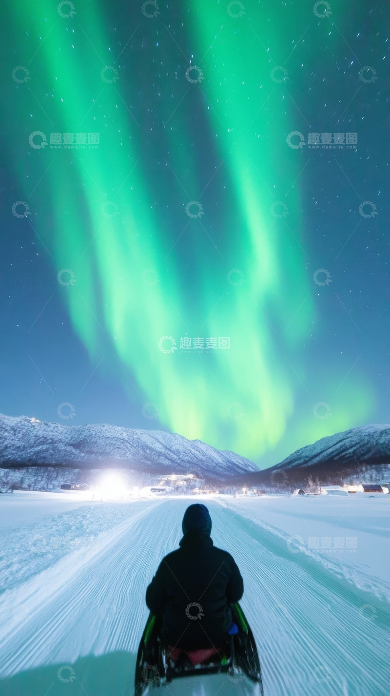 高清大图下载【趣麦麦图】雪地摩托下的极光美景