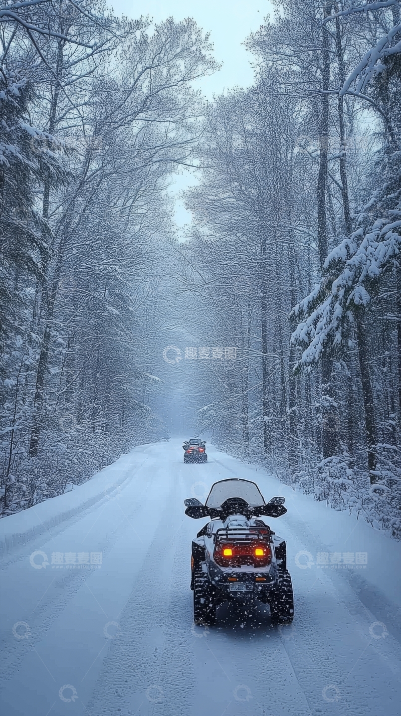 高清大图下载【趣麦麦图】雪地森林中的全地形车