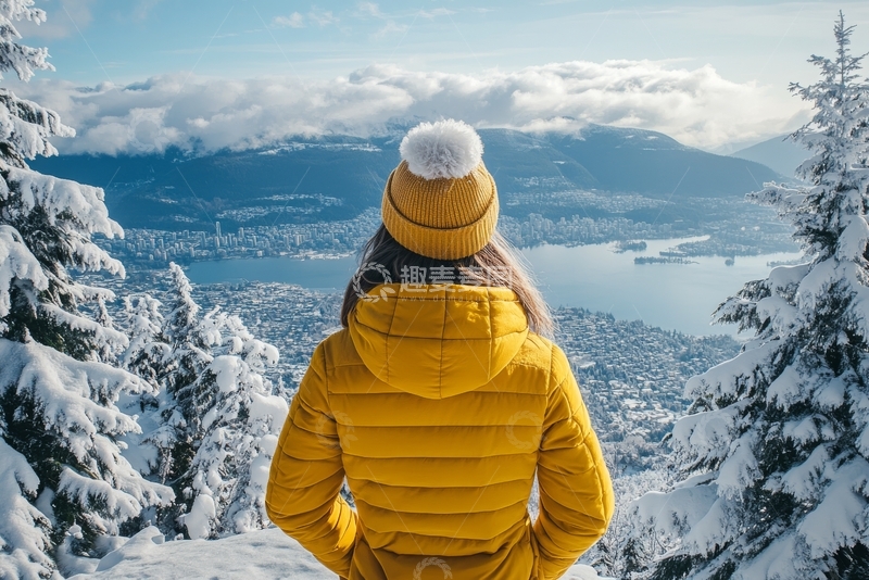 高清大图下载【趣麦麦图】雪景中穿黄色外套的人眺望远方