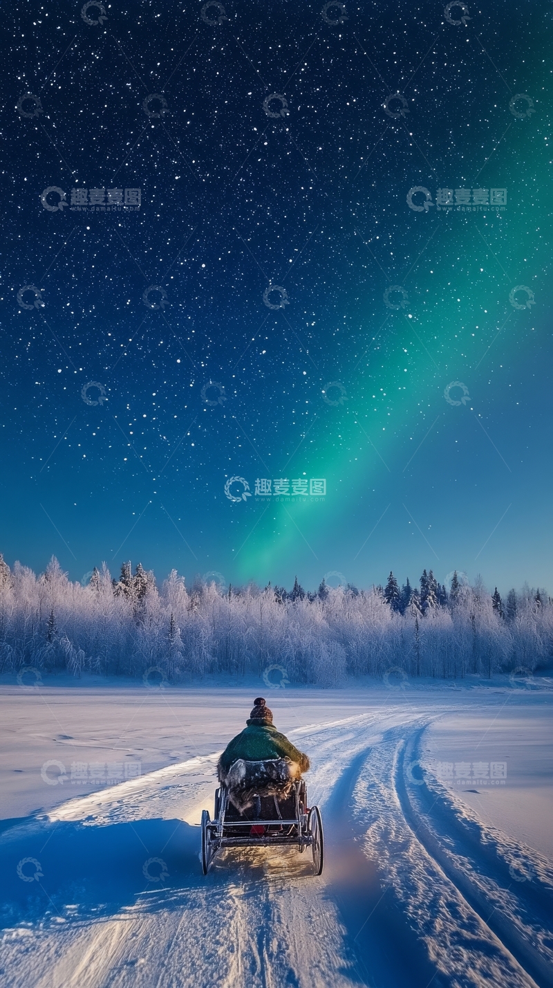 高清大图下载【趣麦麦图】雪地摩托夜行，极光璀璨星空