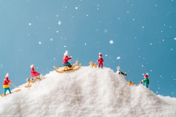 雪地上的微型人物与动物