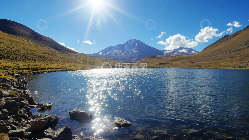 高清大图下载【趣麦麦图】高山湖泊，阳光闪烁