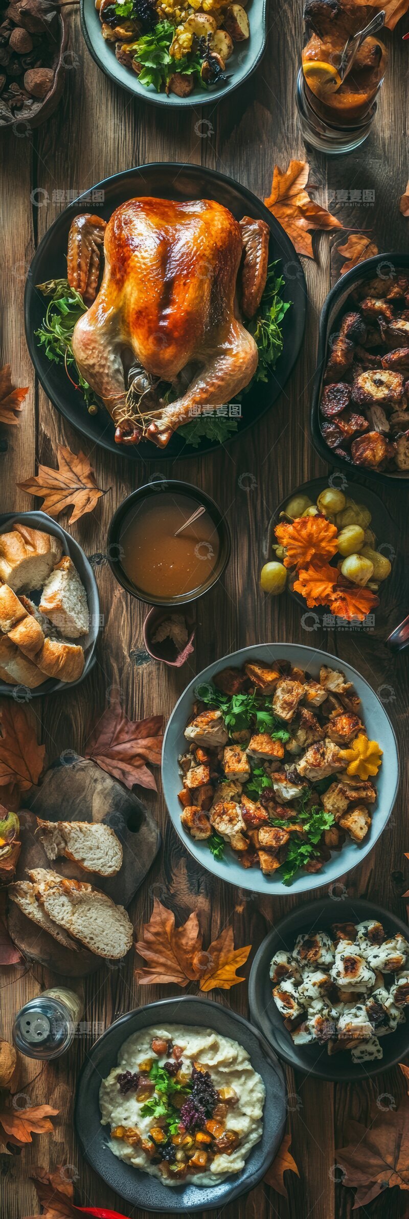 高清大图下载【趣麦麦图】丰盛的节日餐桌，烤鸡与各式配菜