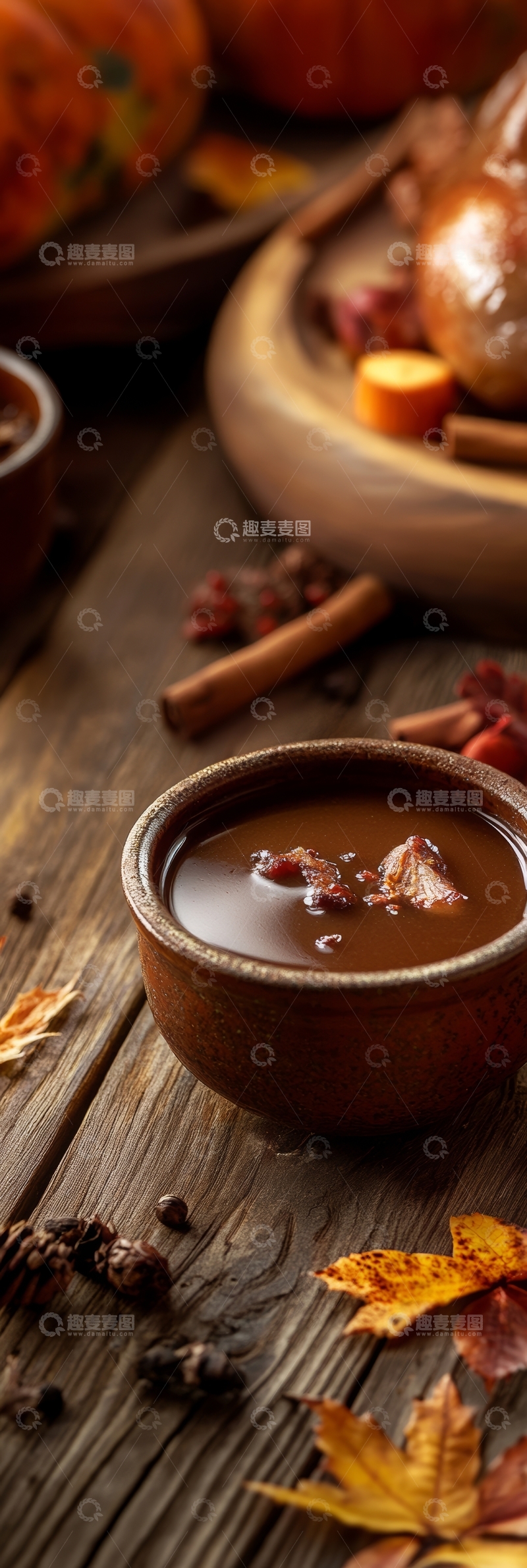 高清大图下载【趣麦麦图】热饮与秋季装饰的温馨场景