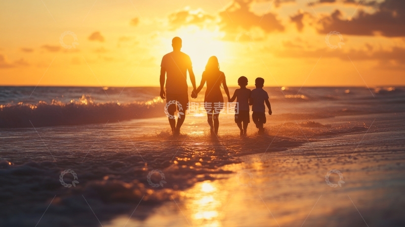 夕阳下一家四口海滩漫步