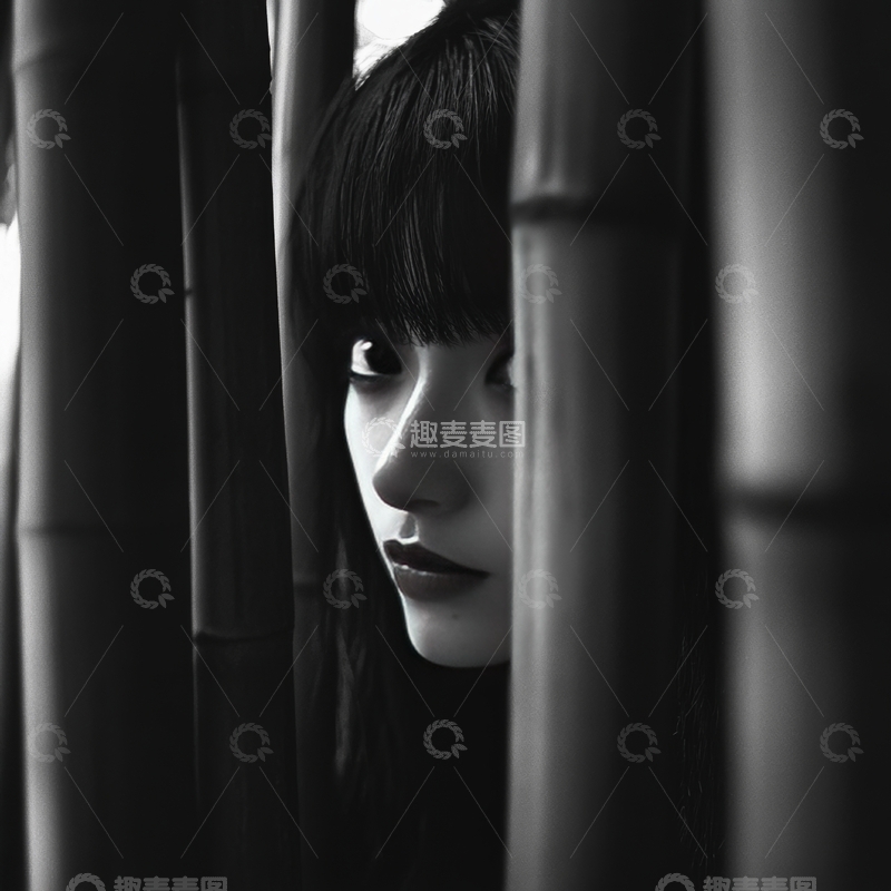 高清大图下载【趣麦麦图】黑白光影中，女子透过竹帘凝视