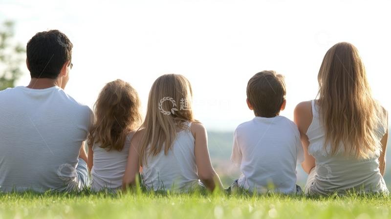 高清大图下载【趣麦麦图】一家五口背对镜头坐在草地上