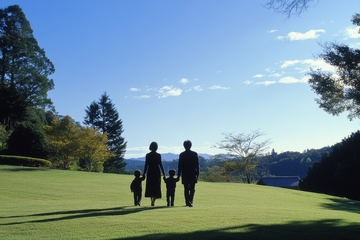 一家四口在草坪上远眺