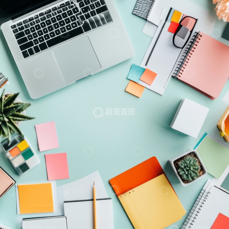 高清大图下载【趣麦麦图】办公桌面布置，笔记本与文具整齐排列