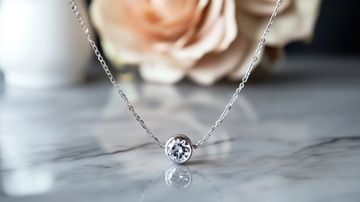 简约钻石吊坠项链特写