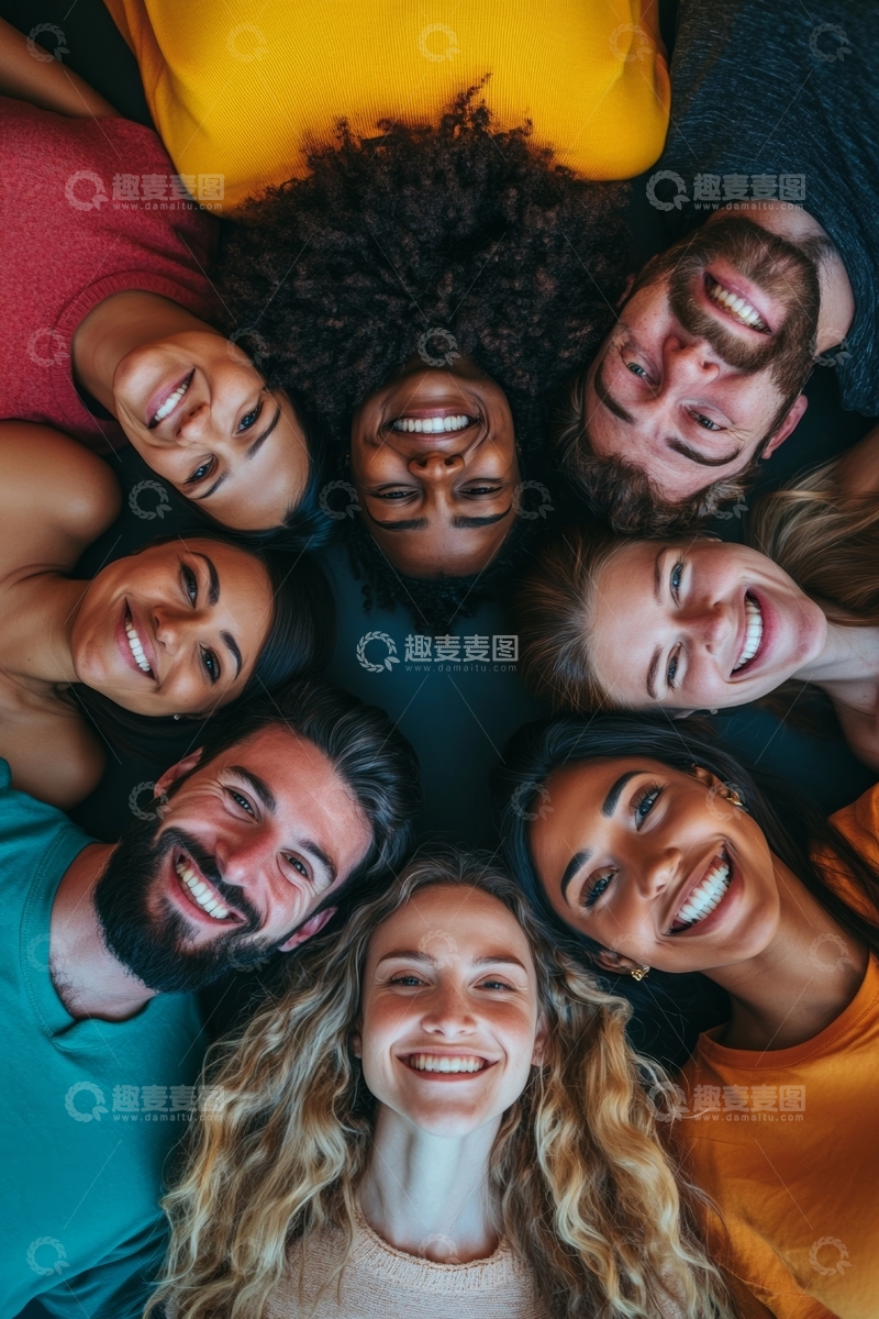 多人围坐微笑，头顶视角