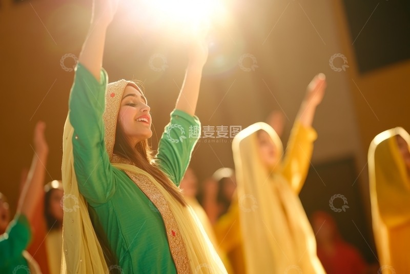 高清大图下载【趣麦麦图】舞者在舞台上举起双手