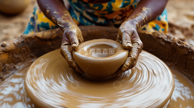 高清大图下载【趣麦麦图】陶艺师正在制作陶瓷碗