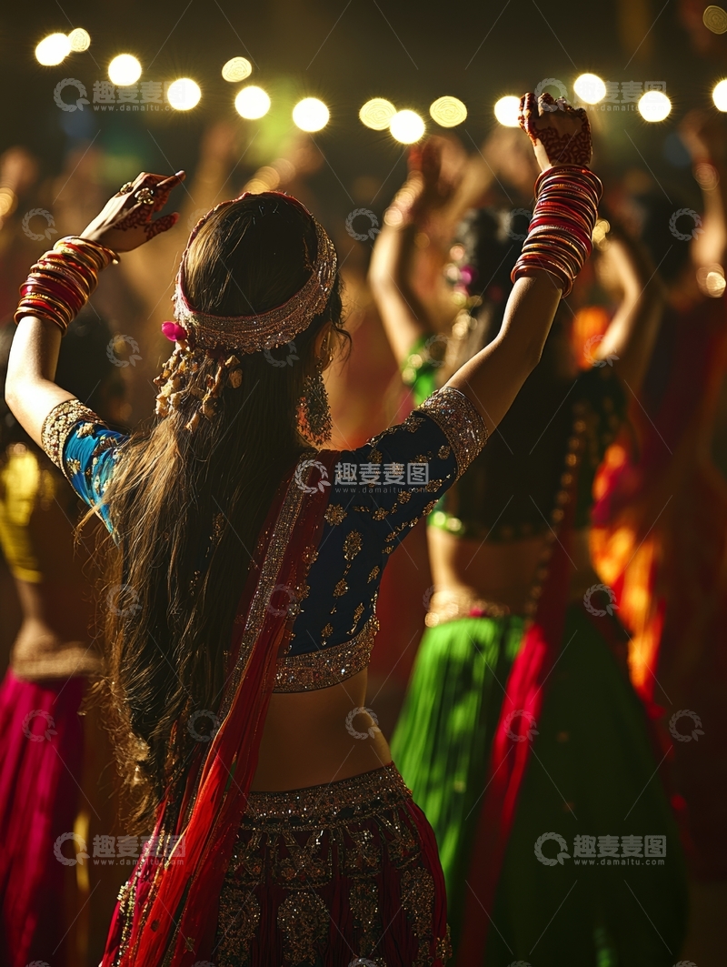 高清大图下载【趣麦麦图】传统服饰女子在灯光下舞蹈