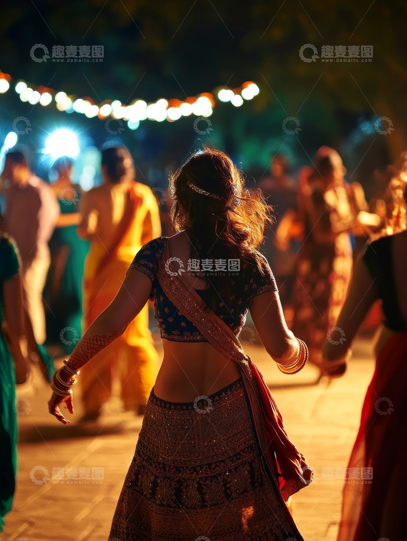 高清大图下载【趣麦麦图】夜晚灯光下的传统舞蹈场景