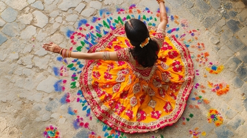 旋转的女子身着华丽服饰