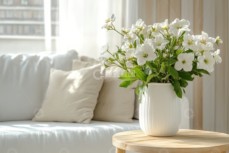 高清大图下载【趣麦麦图】客厅白色沙发上摆放着花瓶中的鲜花