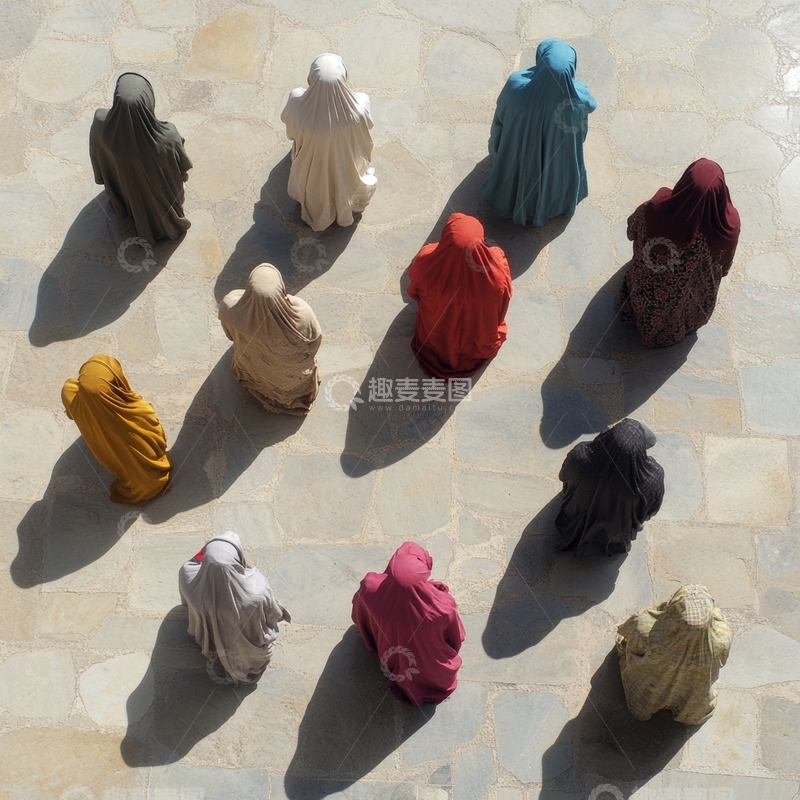 高清大图下载【趣麦麦图】多彩布衣人物围坐地面