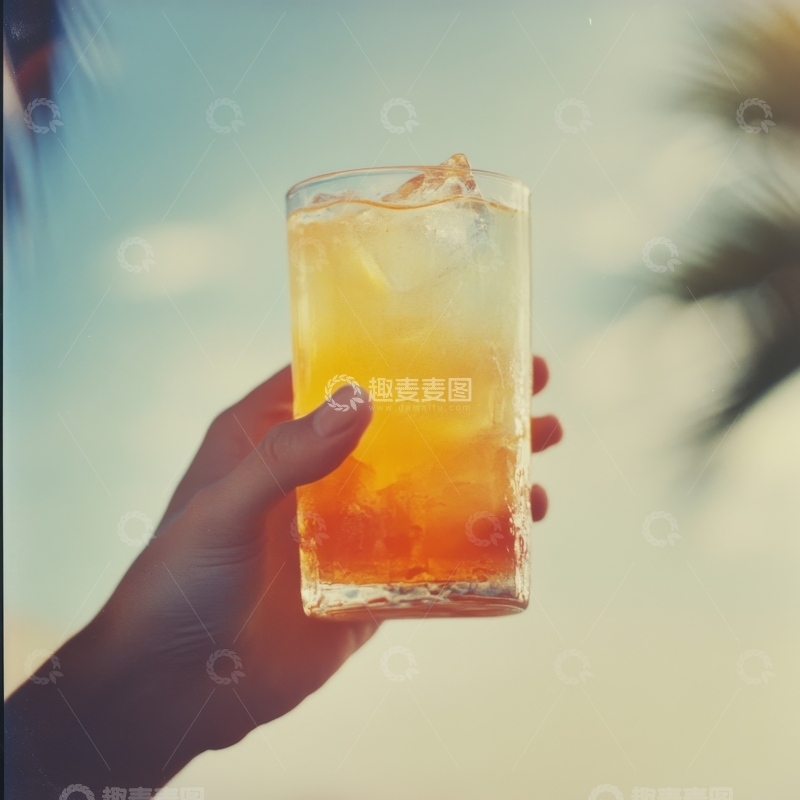 高清大图下载【趣麦麦图】手握冰爽橙色饮品，背景模糊自然风光