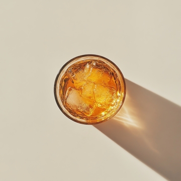 冰块与琥珀色饮品的俯视图