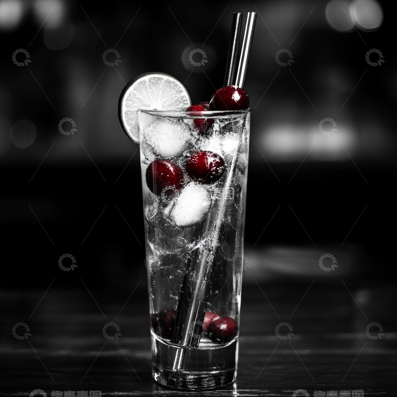 高清大图下载【趣麦麦图】高脚杯中的冰镇饮料与樱桃装饰