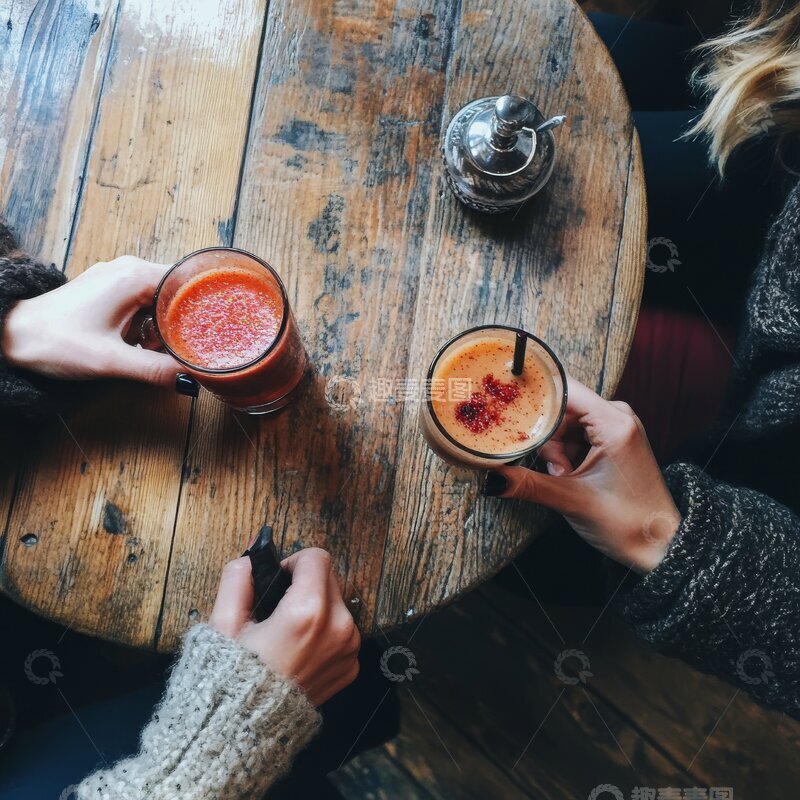 高清大图下载【趣麦麦图】两人共饮木桌上的热饮