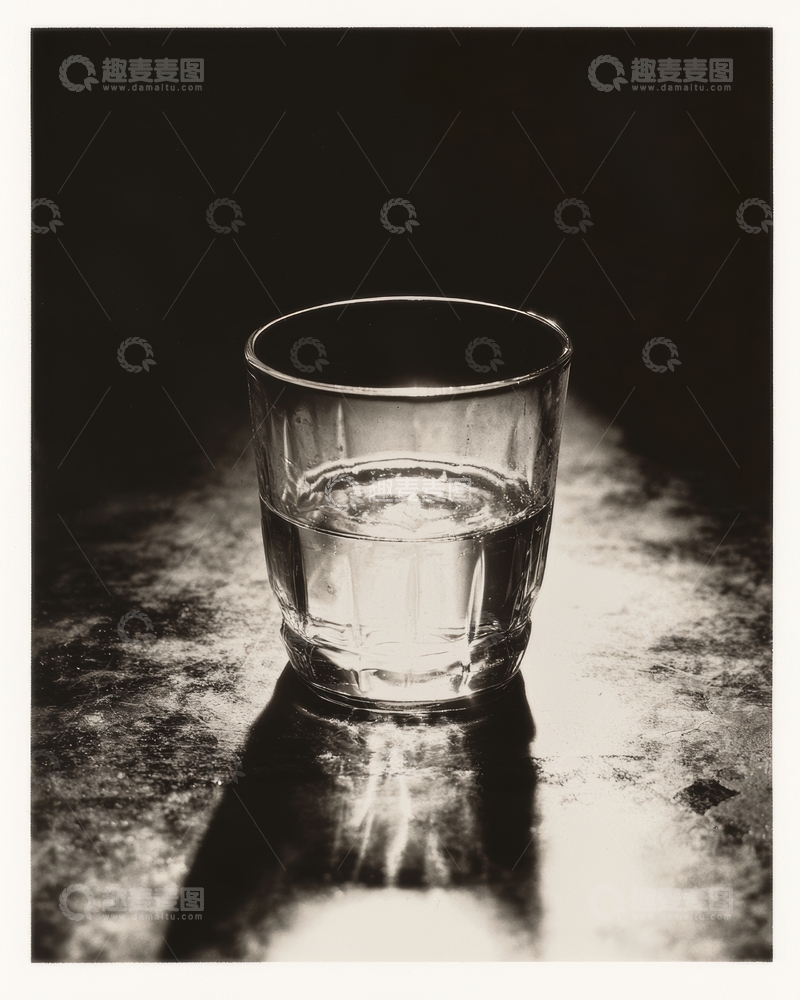 高清大图下载【趣麦麦图】黑白光影中的水杯