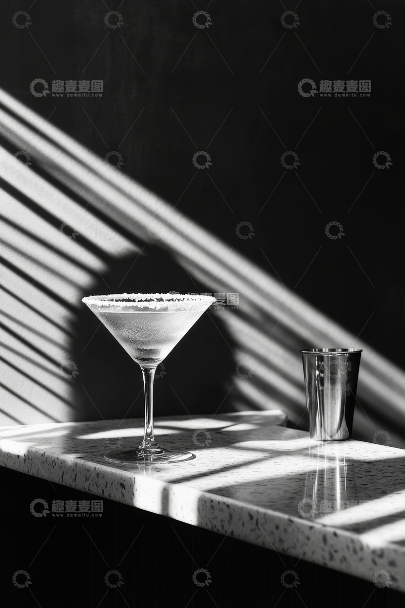 高清大图下载【趣麦麦图】黑白光影下的鸡尾酒与金属杯