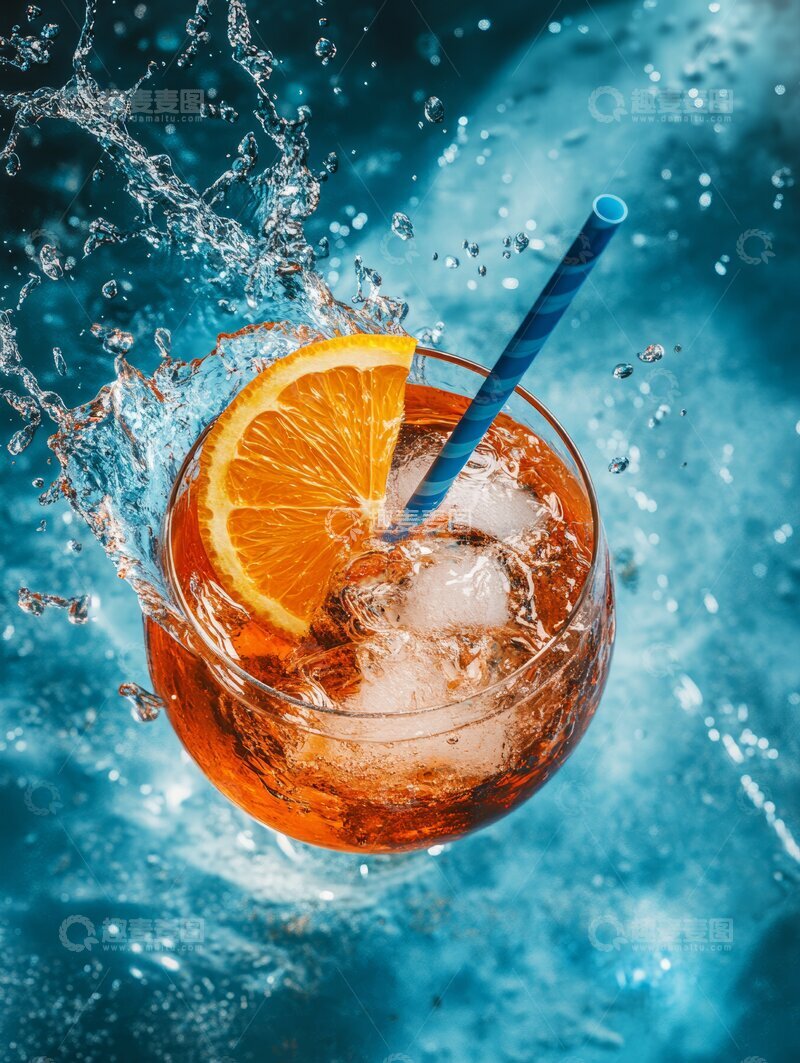 高清大图下载【趣麦麦图】橙片冰爽饮料，蓝色背景溅水效果