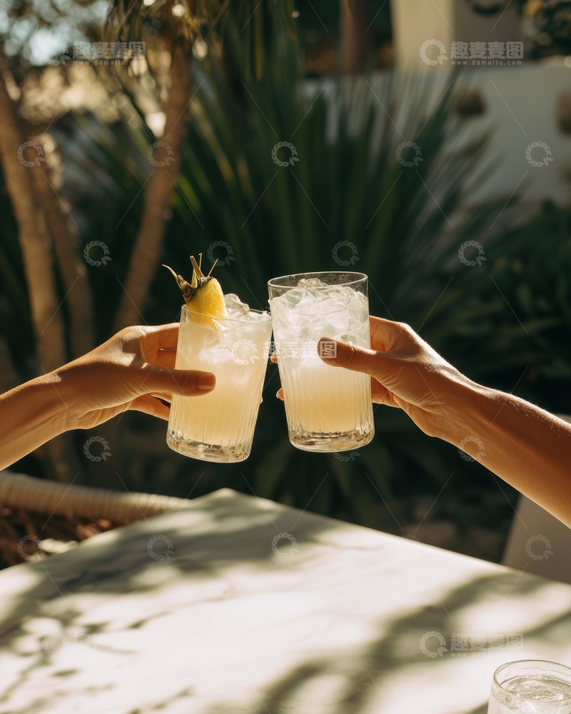 高清大图下载【趣麦麦图】两人举杯碰杯，享受清凉饮品