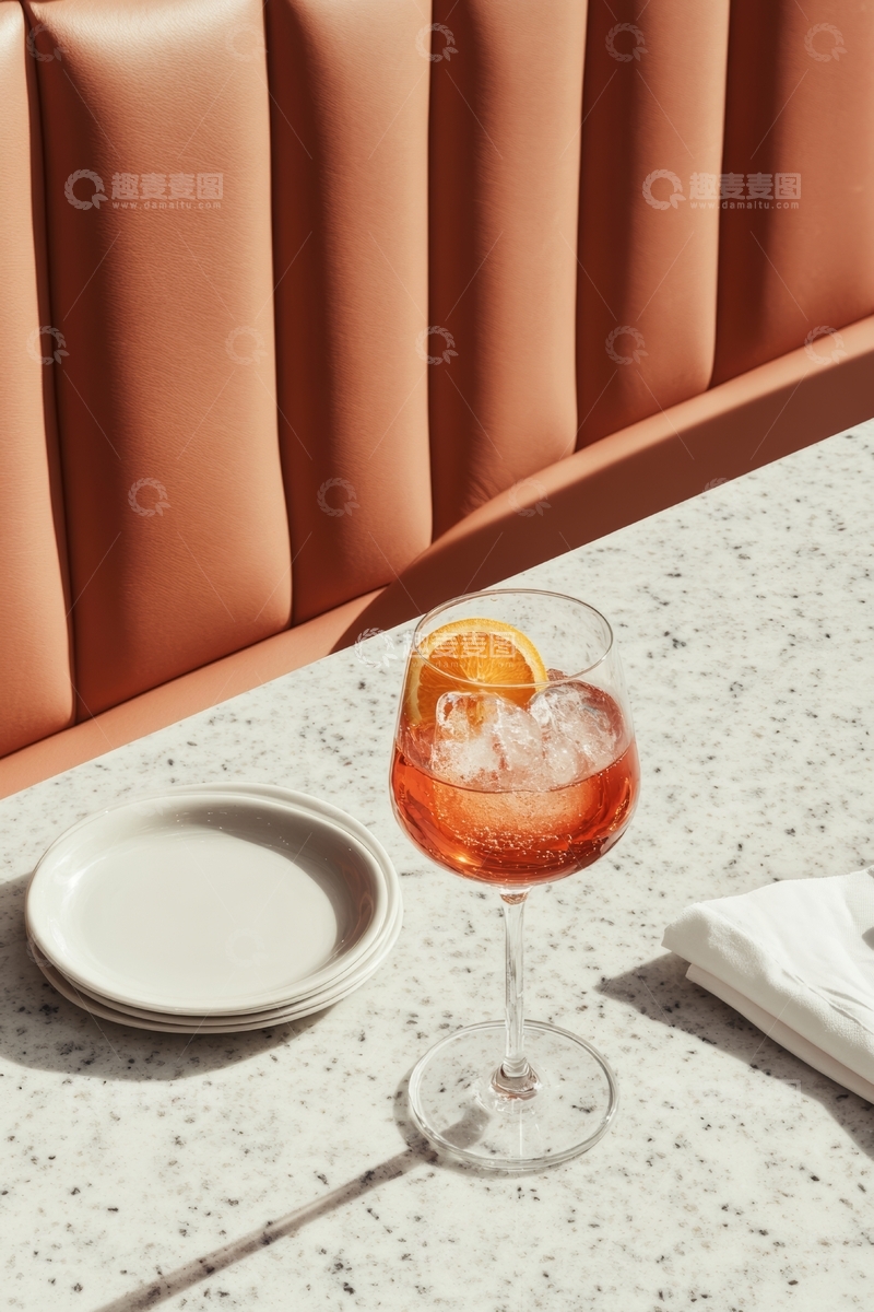 高清大图下载【趣麦麦图】橙片装饰的鸡尾酒置于现代餐桌