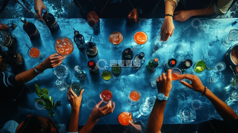 高清大图下载【趣麦麦图】冰块上的饮品与手的互动