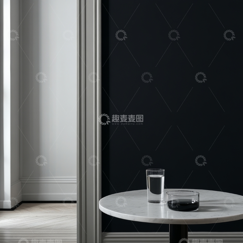 高清大图下载【趣麦麦图】简约室内一角，白色圆桌与黑色背景