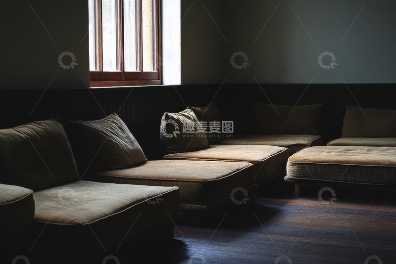 高清大图下载【趣麦麦图】昏暗房间内的排列沙发
