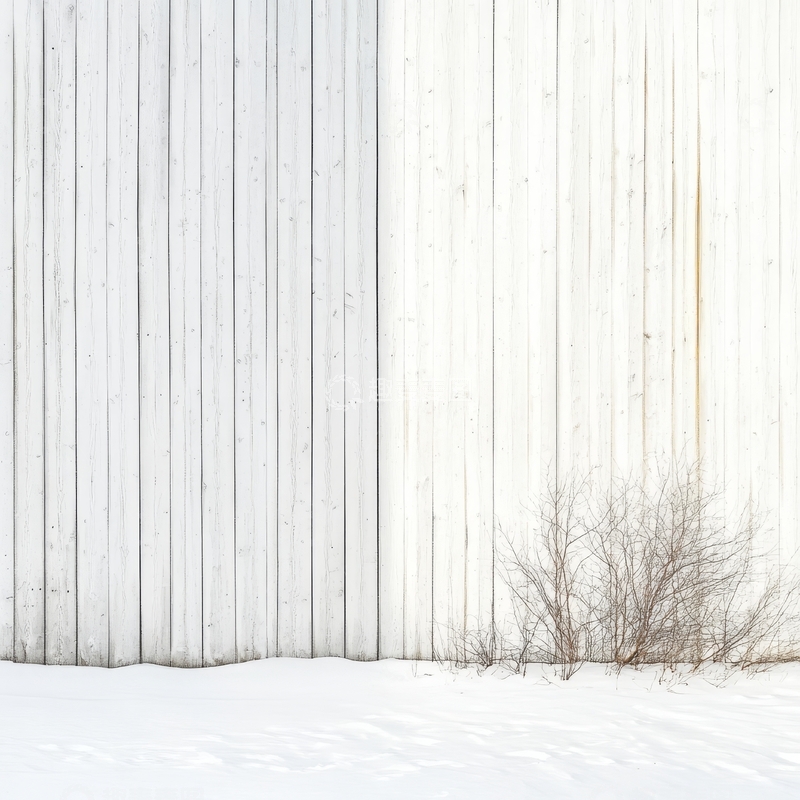 高清大图下载【趣麦麦图】雪地旁的白色木墙与枯枝