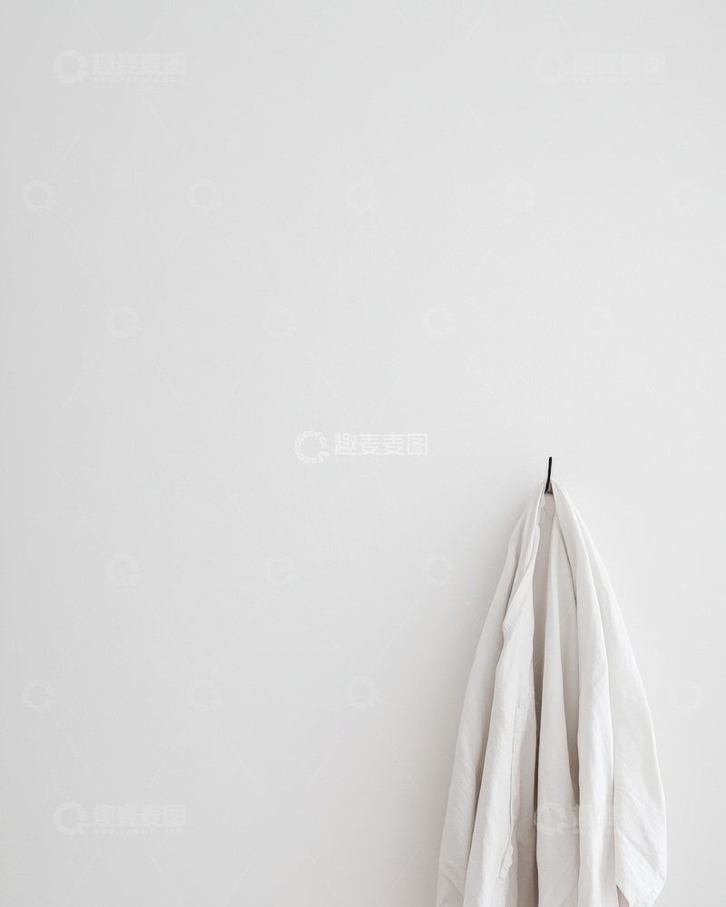 高清大图下载【趣麦麦图】白色墙壁上的悬挂衣物