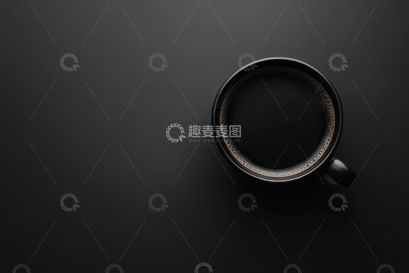 高清大图下载【趣麦麦图】黑色背景上的空咖啡杯