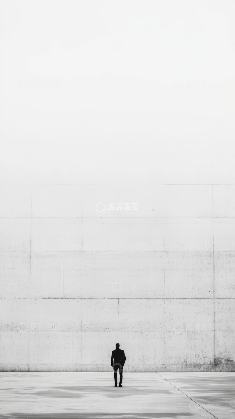 高清大图下载【趣麦麦图】孤独身影伫立于广阔墙面之前