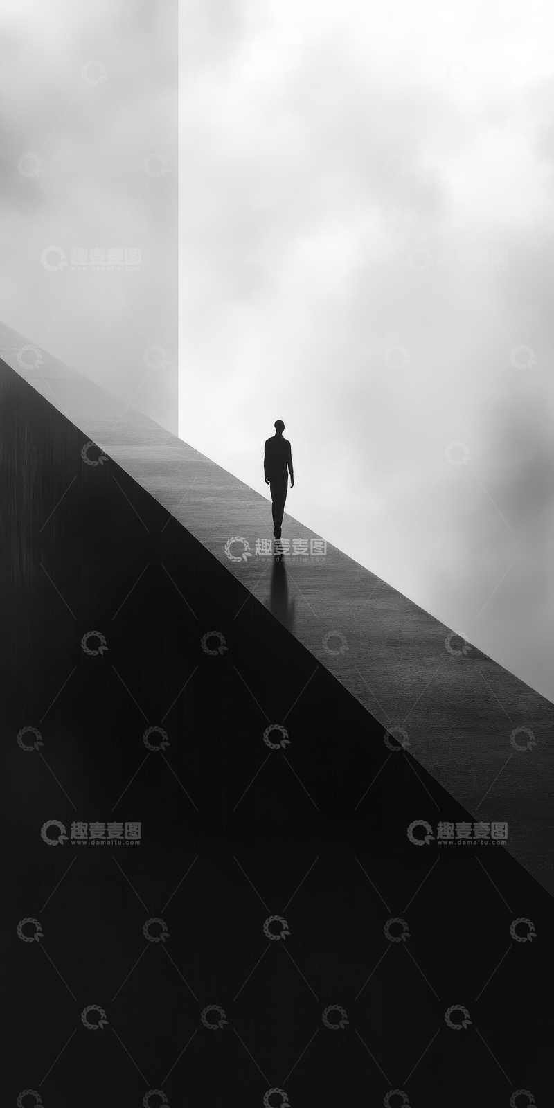 高清大图下载【趣麦麦图】雾中斜坡上的孤独身影