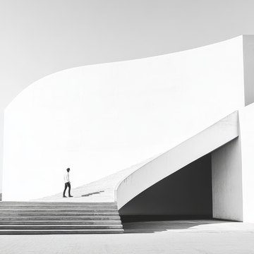 黑白建筑前的行人