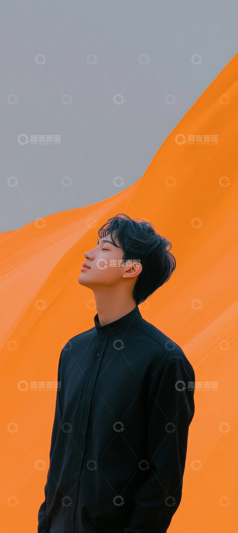 高清大图下载【趣麦麦图】男子仰望天空，背景橙色布幔