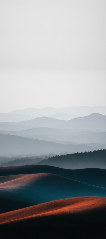 层叠山峦与沙丘的朦胧美景