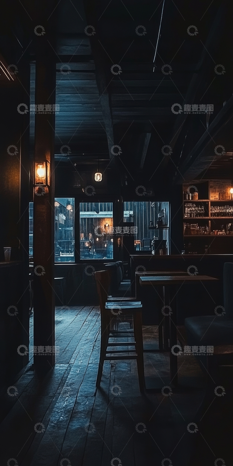 高清大图下载【趣麦麦图】昏暗酒吧内部，木质桌椅与窗外景色