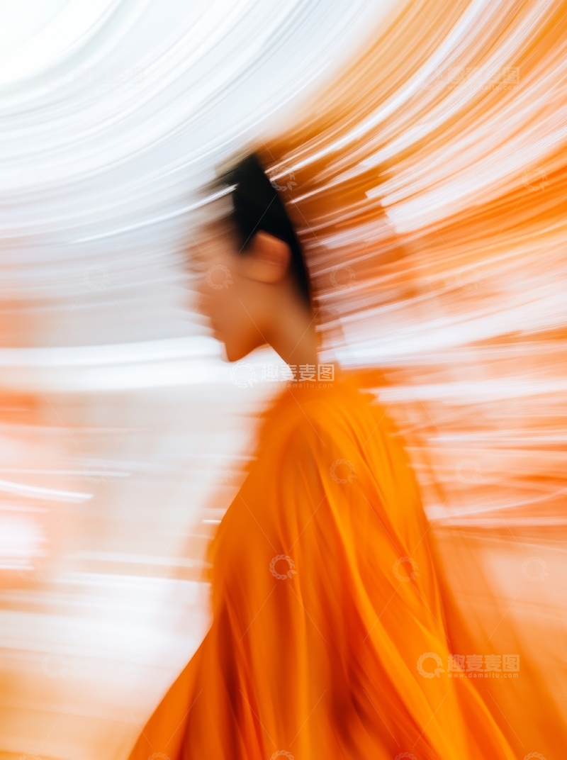 高清大图下载【趣麦麦图】橙色斗篷中旋转的人物