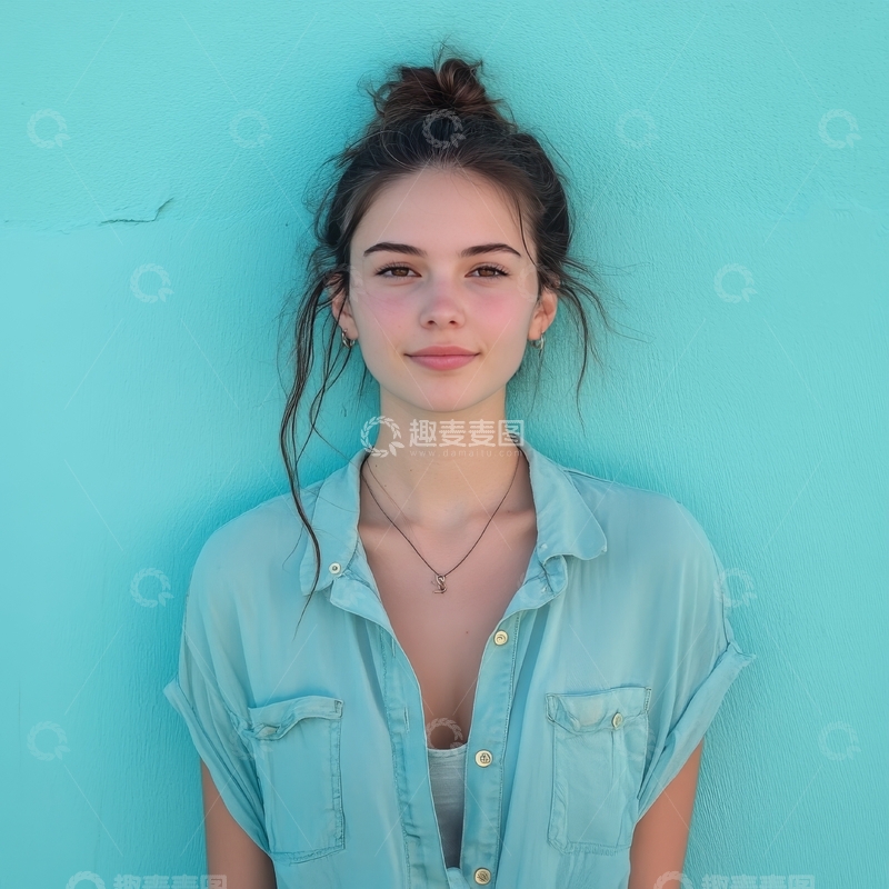 高清大图下载【趣麦麦图】蓝墙前的年轻女性